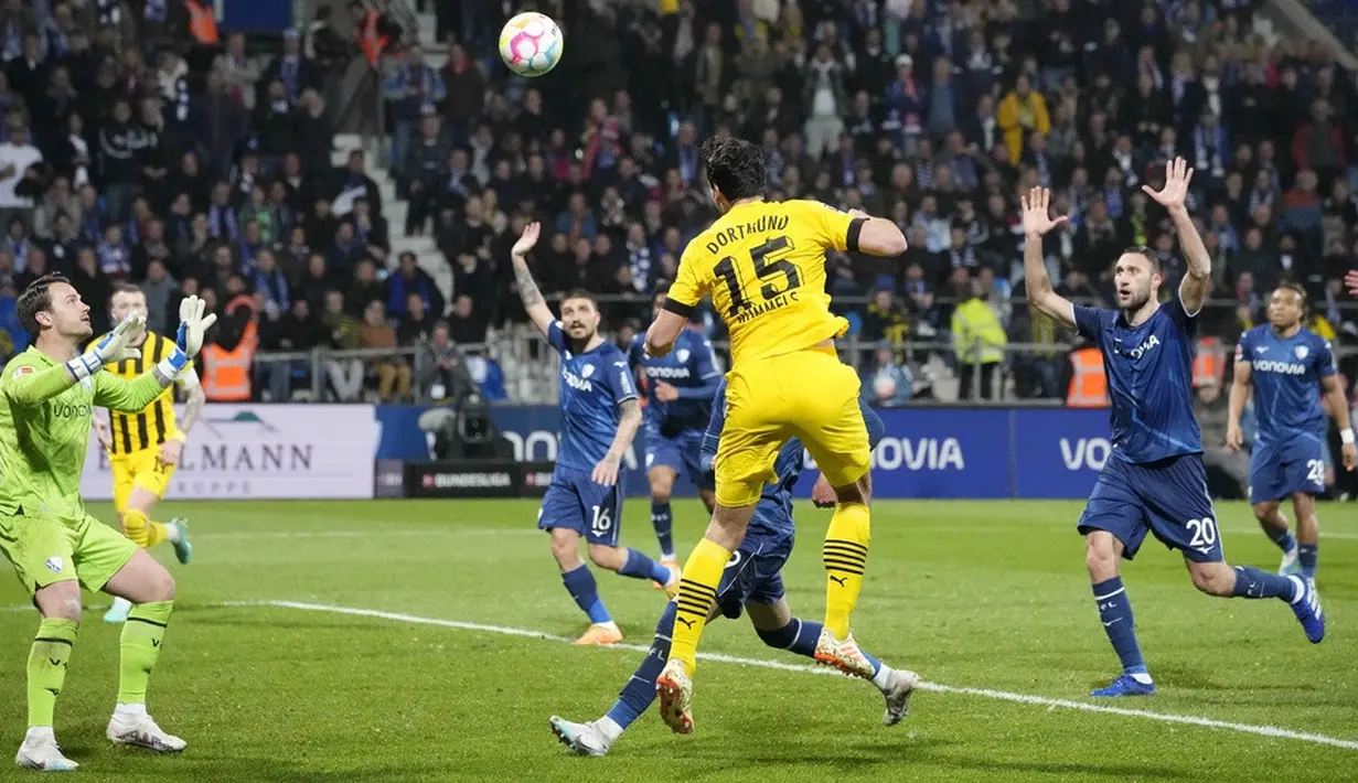 <p>Dalam duel pembuka pekan ke-30 Bundesliga tersebut, Borussia Dortmund harus puas ditahan imbang VfL Bochum dengan skor 1-1.&nbsp;(AP Photo/Martin Meissner)</p>