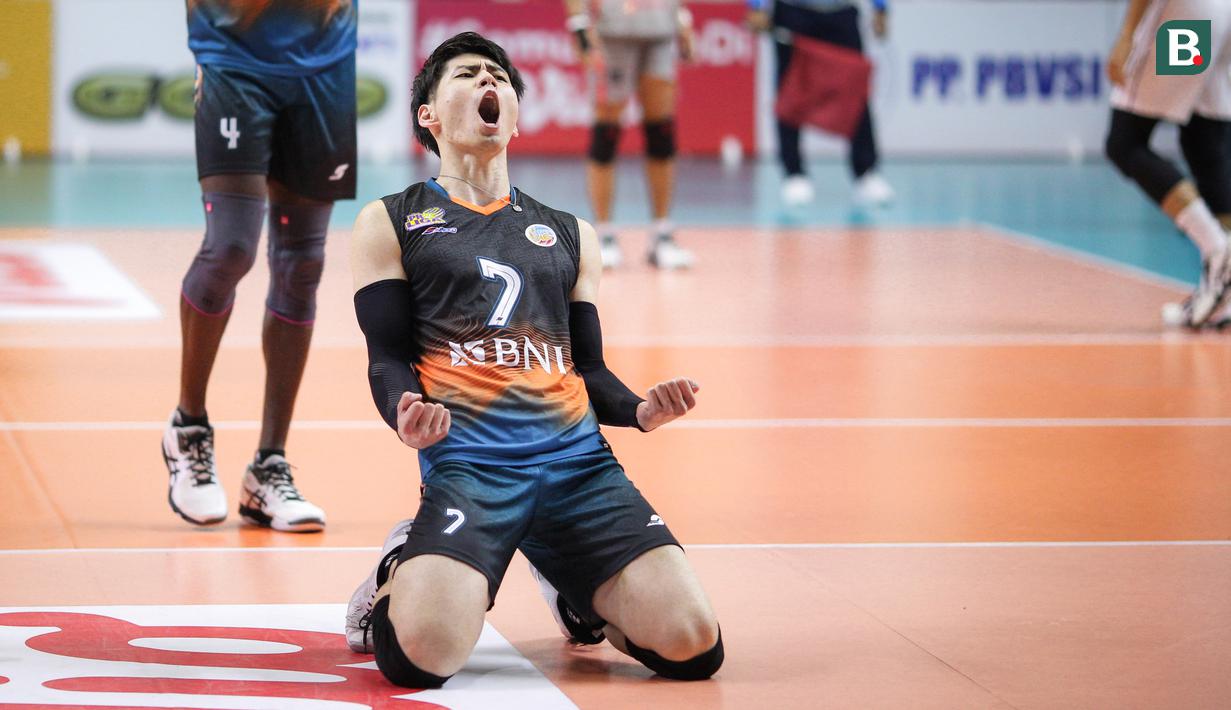 Pemain Jakarta BNI 46, Takahiro Tozaki melakukan selebrasi usai mencetak skor saat laga lanjutan PLN Mobile Proliga 2022 melawan Surabaya Bhayangkara Samator di GOR Padepokan Voli Jenderal Polisi Kunarto, Bogor, Jumat (14/01/2022). (Bola.com/Bagaskara Lazuardi)