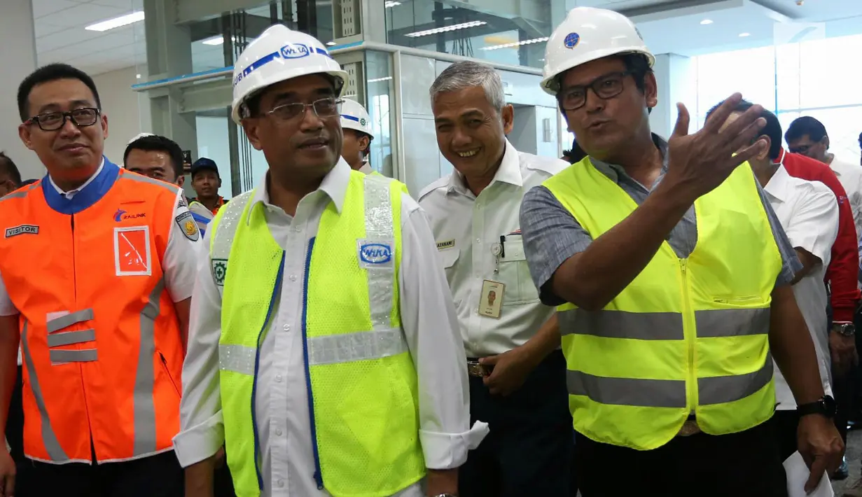 Menteri Perhubungan (Menhub) Budi Karya Sumadi melakukan kunjungan ke Stasiun Manggarai, Jakarta, Sabtu (16/2). Dalam kunjungannya, Menhub Budi melihat progres revitalisasi Stasiun Manggarai. Merdeka.com/Imam Buhori)