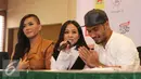 Astrid (tengah) memberikan keterangan saat konferensi pers Pesta Rakyat Konser Kemerdekaan di kawasan Senayan, Jakarta, Senin (15/8). Konser Kemerdekaan ini merupakan bagian dari rangkaian perayaan HUT RI ke-71. (Liputan6.com/Herman Zakharia) 