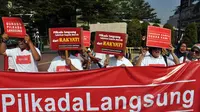 Koalisi Kawal RUU Pilkada yang terdiri dari sejumlah ormas ini juga membentangkan spanduk berisi tuntutannya, Jakarta, (14/9/14). (Liputan6.com/Miftahul Hayat) 