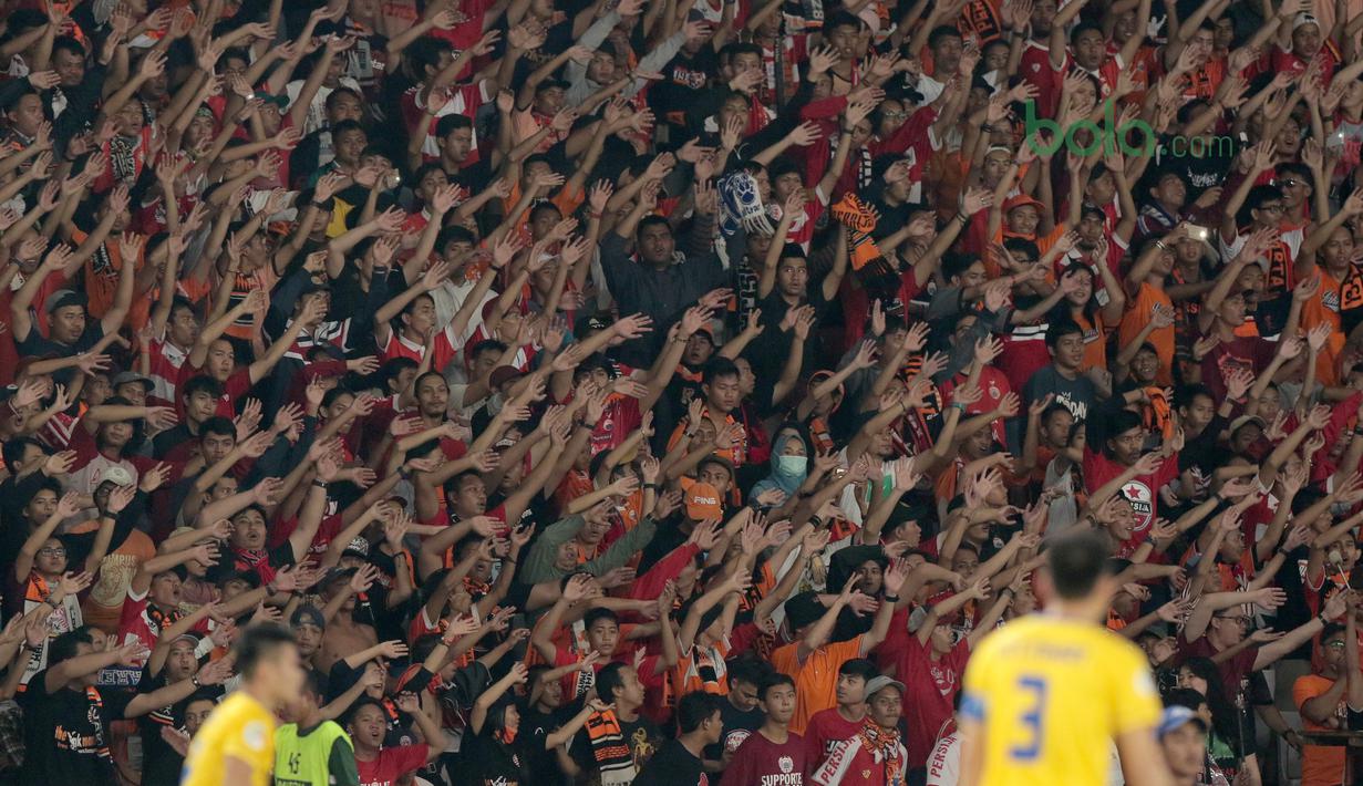 Aksi The Jakmania saat mendukung Persija Jakarta melawan Song Lam Nghe An FC pada laga Piala AFC 2018 di Stadion Utama GBK, Senayan, Jakarta, (13/3/2018). Persija Jakarta menang 1-0. (Bola.com/Nick Hanoatubun)