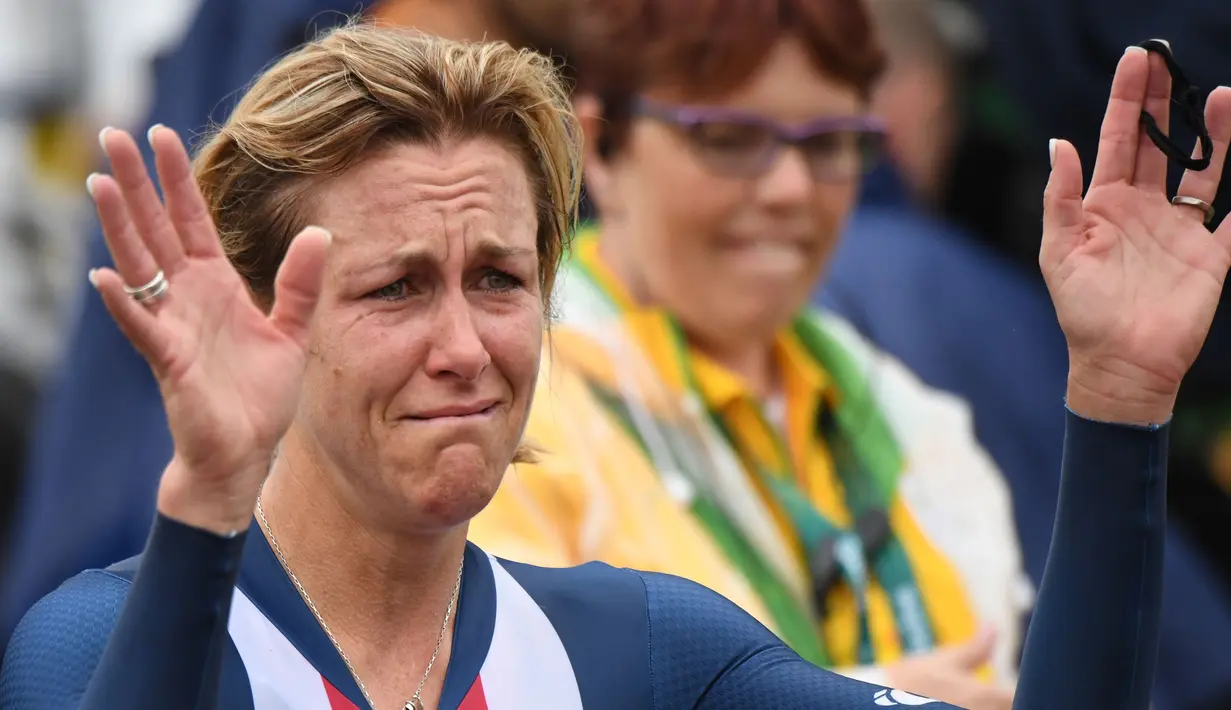 Atlet balap sepeda AS, Kristin Armstrong melambaikan tangan sambil menahan tangis usai meraih emas Olimpiade untuk ketiga kalinya secara berturut-turut dari nomor balapan jalan raya putri di Olimpiade Rio 2016, 10 Agustus 2016. (AFP PHOTO/Eric FEFERBERG)