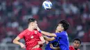 <p>Pemain Timnas Indonesia U-19, Jens Raven (kiri) berduel udara dengan seorang pemain Thailand U-19 pada laga final Piala AFF U-19 2024 di Stadion Gelora Bung Tomo, Surabaya, Senin (29/7/2024). (Bola.com/Bagaskara Lazuardi)</p>