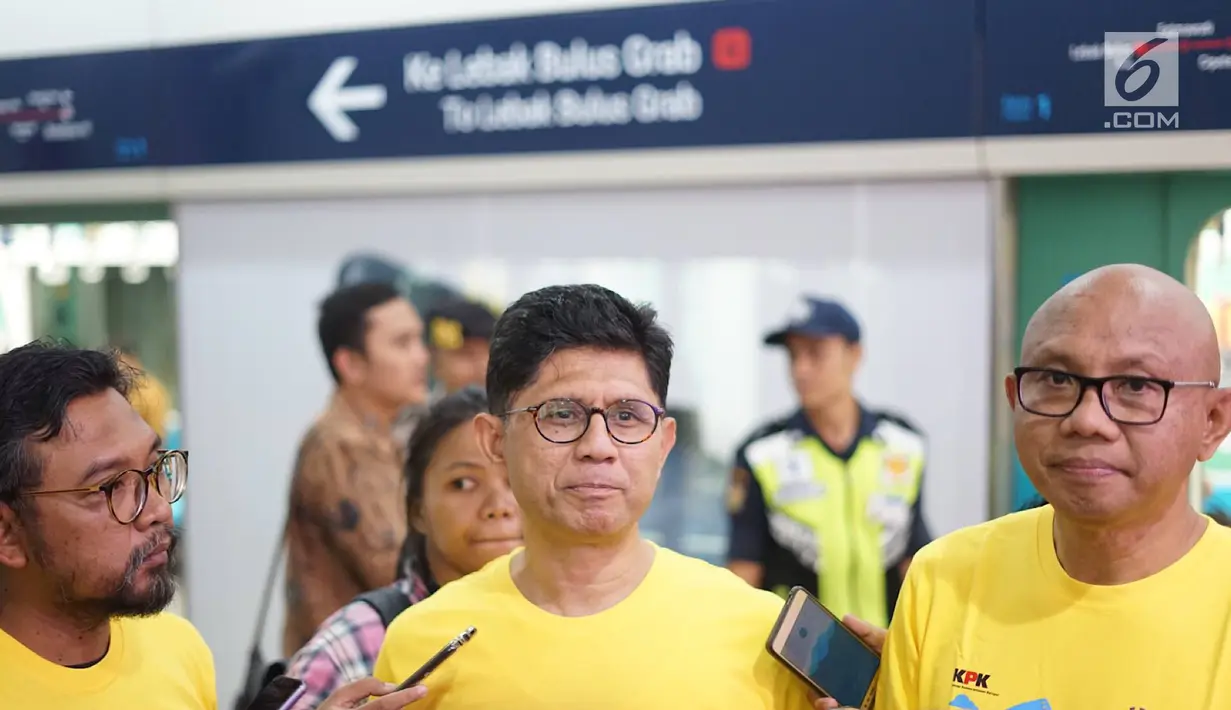 Wakil Ketua Komisi Pemberantasan Korupsi (KPK) Laode M. Syarif bersama Dirut PT MRT Jakarta William Sabandar memberi keterangan pers usai menempelkan poster bertema korupsi di dinding gerbong kereta MRT Jakarta, Selasa (27/8/2019). (Liputan6.com/Immanuel Antonius)