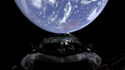 Gambar dari video yang disediakan oleh SpaceX ini menunjukkan mobil Tesla Roadster yang berada dalam roket Falcon Heavy sedang meluncur ke luar angkasa (6/2). (SpaceX via AP)