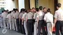 Sejumlah staf dan anggota Polri bersalaman dengan Kapolri Jenderal Badrodin di Mabes Polri, Jakarta, Rabu (22/7/2015). Turut hadir Kabareskrim Polri Komjen Pol. Budi Waseso dan petinggi Polri lainnya. (Liputan6.com/Yoppy Renato)