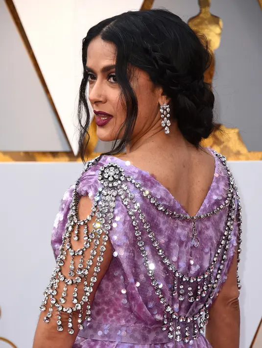 Aktris Salma Hayek ikut ambil bagian pada malam penghargaan Piala Oscar 2018 atau Academy Award ke-90 di Los Angeles, Minggu (4/3). Untuk menambah kesan classy di tampilannya, Salma menata rambutnya dengan gaya old-Hollywood. (Jordan Strauss/Invision/AP)