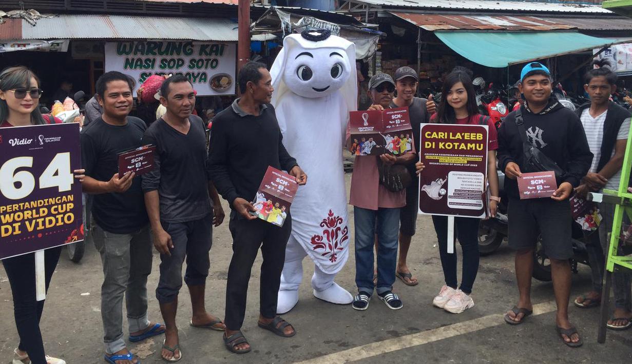 Antusiasme masyarakat Banjarmasin bertemu La'eeb sangat besar. Banyak yang mengabadikan momen bersama sang maskot Piala Dunia 2022 yang bakal hadir eksklusif di EMTEK Group. (Dok. SCM)