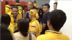 Video ruang ganti Mitra Kukar usai berhasil mengalahkan Semen Padang dengan skor 2-1 pada final Piala Jenderal Sudirman, Minggu (24/1/2016).