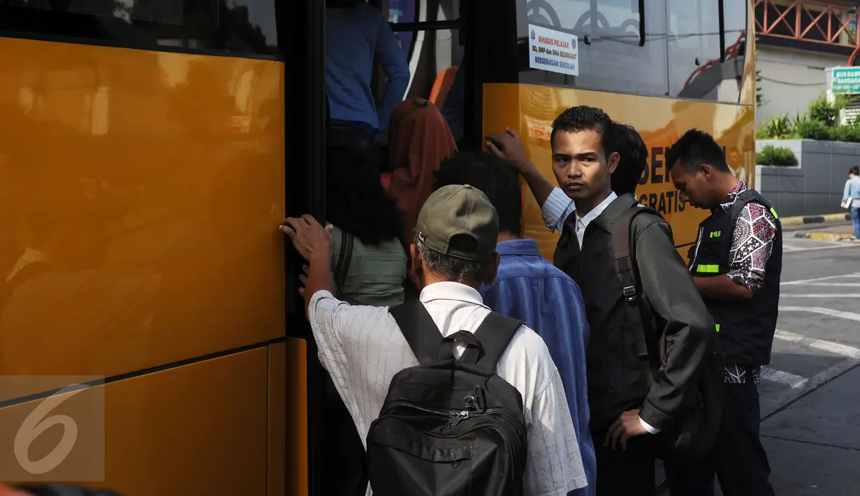 Sejumlah penumpang menaiki Bus Sekolah di Terminal Bus Blok M, Jakarta, Selasa (22/3). Bus Sekolah dikerahkan untuk mengangkut penumpang karena aksi mogok massal angkutan umum dan taksi. (Liputan6.com/Helmi Fithriansyah)