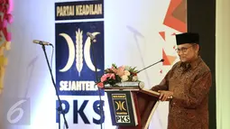 Presiden RI ke tiga BJ Habibie saat memberikan pidato dalam acara Tasyakur Milad ke-18 PKS, Jakarta, (24/4). Acara ini bertajuk "PKS, Berkhidmat untuk Rakyat". (Liputan6.com/Faizal Fanani)
