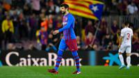 Bek Barcelona Gerard Pique tengah diterpa isu perselingkuhan. Hubungannya dengan penyanyi Kolombia Shakira pun terancam bubar. (Pau BARRENA / AFP)
