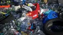 Perjanjian ini bertujuan untuk mengurangi produksi plastik, meningkatkan daur ulang, dan mendorong ekonomi sirkular. Tampak dalam foto, Sebuah karya dari seniman, aktivis, dan fotografer Kanada Benjamin Von Wong berjudul “The Thinker's Burden,” terlihat di depan Kantor Perserikatan Bangsa Bangsa (PBB) di Jenewa, Swiss pada 12 Agustus 2025. (Fabrice COFFRINI/AFP)