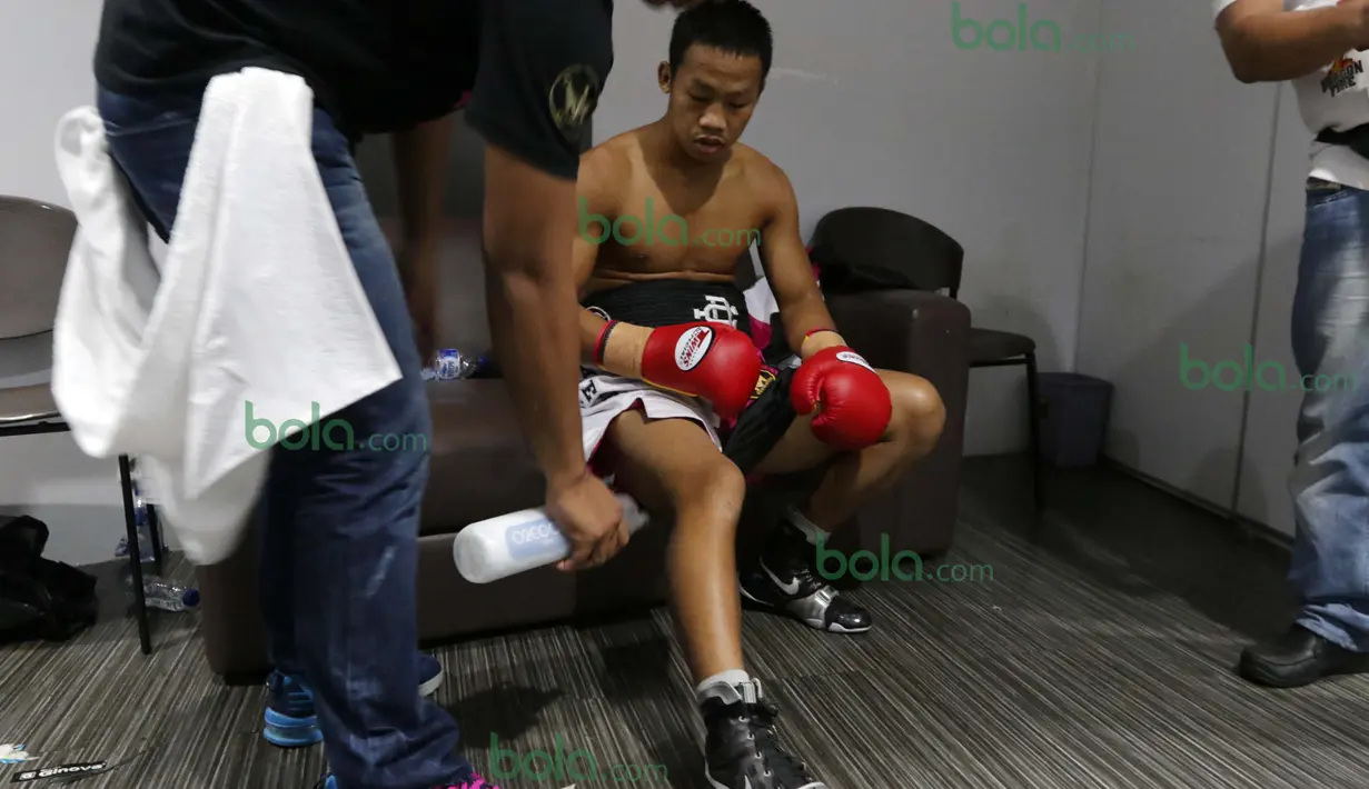 Daud Yordan melakukan persiapan sebelum bertanding melawan Yoshitaka Kato di Balai Sarbini, Jakarta, Jumat (5/2/2016). (Bola.com/Nicklas Hanoatubun)