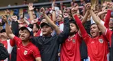 Para suporter Timnas Indonesia memberikan dukungan kepada timnya dalam laga terakhir Grup C Putaran Ketiga Kualifikasi Piala Dunia 2026 melawan Jepang di Suita Stadium, Jepang, Selasa (10/06/2025). (AFP/Paul Miller)