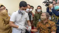 Wakil Menteri Kesehatan RI Dante Saksono Harbuwono meninjau proses pelayanan kesehatan di Posyandu Prima Jambangan, Kota Surabaya, Jawa Timur pada Senin, 1 Agustus 2022. (Dok Kementerian Kesehatan RI/Satria Loka Widjaya)