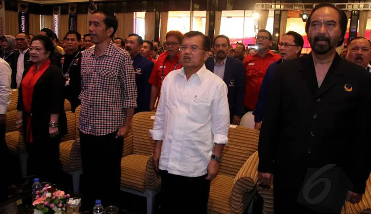 Pasangan Jokowi dan JK tampak menyanyikan lagu Indonesia Raya di antara para petinggi Parpol   lainnya (Liputan6.com/JohanTallo)