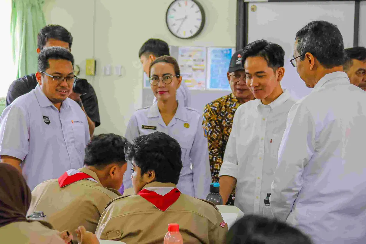 Wakil Presiden (Wapres) Terpilih Gibran Rakabuming Raka saat hadir dalam uji coba makan bergizi gratis di SMAN 70 Jakarta Selatan.