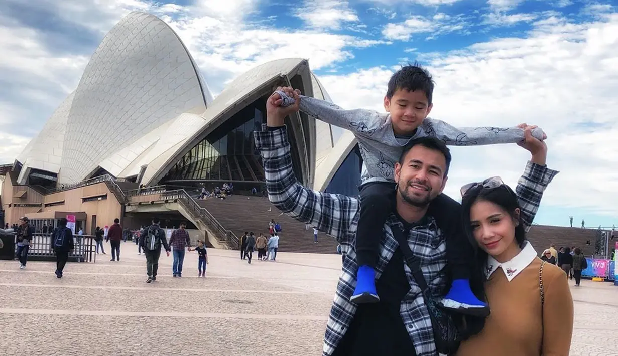 Pemilik zodiak Leo ini selalu tampil mesra dengan kedua orang tuanya. Rafathar terlihat begitu senang digendong di pundak ayahnya, Raffi Ahmad. Sydney House Opera menjadi saksi keseruan liburan keluarga Raffi Ahmad (Liputan6.com/IG/@raffinagita1717)