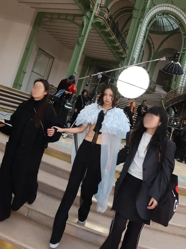 6 Gaya Jennie Blackpink dengan Sheer Bra dan Cape Dramatis di Chanel SS25 Couture Show, Akrab Bareng Kylie Jenner