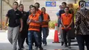 Petugas mengawal empat tersangka akan menjalani pemeriksaan oleh penyidik di gedung KPK, Jakarta, Kamis (26/9/2019). Mereka terlibat berbagai kasus suap korupsi yang ditangani oleh KPK. (merdeka.com/Dwi Narwoko)
