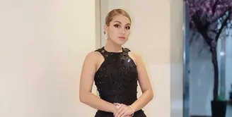 Ayu Ting Ting tampil elegan berbalut jacquard dress dengan detail black crystal embellishments. Padukan dengan twisted heels.  (Instagram/ayutingting92).