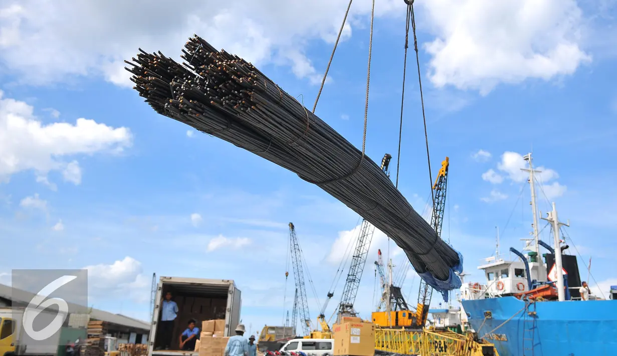 Tumpukan baja diangkat dengan alat berat saat dipindahkan untuk di kirim melalui Pelabuhan Sunda Kelapa, Jakarta, Kamis (15/12). Peluang tersebut terbuka karena pasokan baja nasional belum mampu memenuhi kebutuhan dalam negri. (Liputan6.com/Angga Yuniar)