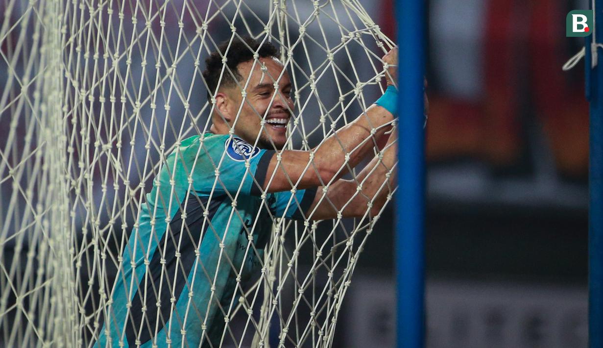 Lulinha sempat akan membawa Madura United menang di detik-detik terakhir laga saat bersua Persija Jakarta pada pekan kesepuluh BRI Liga 1 2022/2023 yang berlangsung di Stadion Patriot Chandrabhaga, Bekasi, Sabtu (17/09/2022) malam WIB. (Bola.com/Bagaskara Lazuardi)