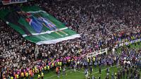 Tifo Luis Enrique dan Mendiang Anaknya, Xana pada partai final Liga Champions 2024/2025 di Munich hari Minggu (01/06/2025) dini hari WIB. (Kirill KUDRYAVTSEV / AFP)