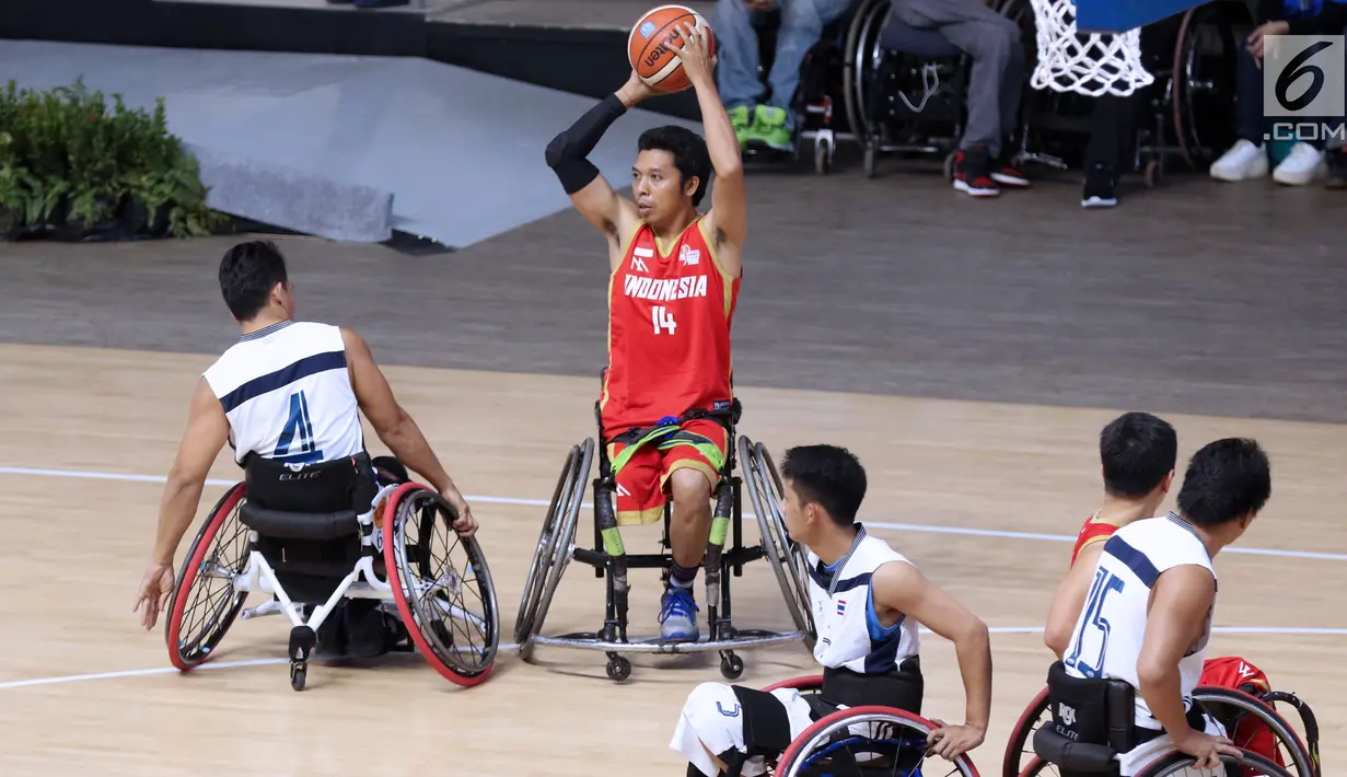 Pebasket difabel Indonesia, I Gede Nesa Jatiana (tengah) saat melawan Thailand pada laga Indonesia Para Games Invitational Tournament 2018 di Hall A GBK, Jakarta, Senin (2/7). Indonesia kalah 35-58. (Liputan6.com/Helmi Fithriansyah)