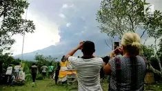 Gunung Agung terus mengalami erupsi, hujan abu juga mulai terasa di utara gunung agung. Warga justu ramai mendatangi pos pantau yang berjarak 12 KM dari Gunung Agung.