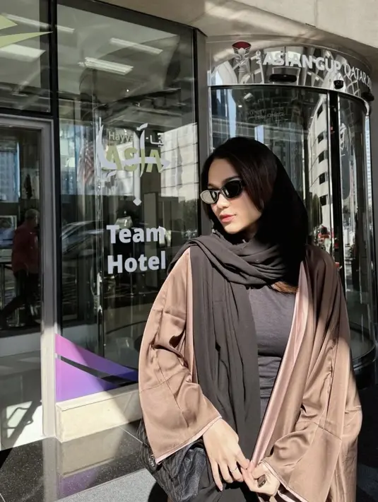 Berada di Qatar, Azizah Salsha tampil dengan outer coklat dengan menyematkan pashmina hitam di atas rambut kecoklatan terurainya. [@azizahsalsha_]