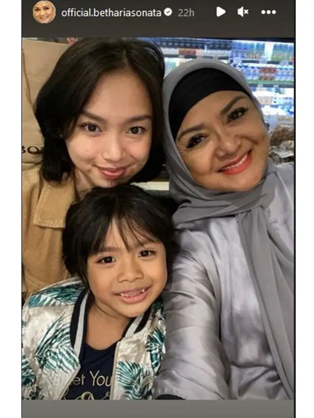 6 Momen Buka Bersama Betharia Sonata dan Keluarga Willy Dozan, Penuh Kehangatan