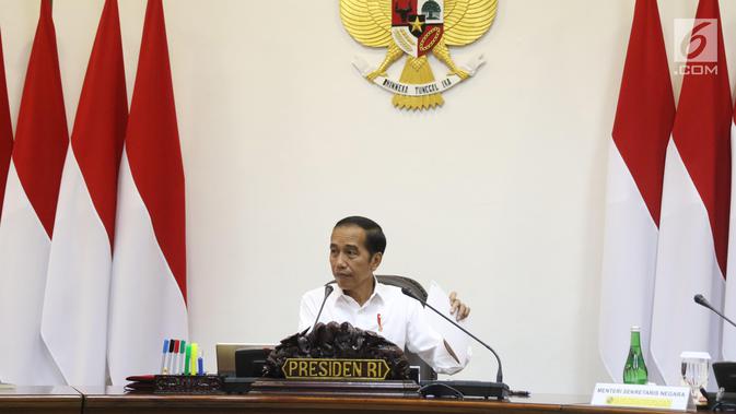 Presiden Joko Widodo atau Jokowi memimpin rapat terbatas percepatan peta jalan penerapan industri 4.0 di Kantor Presiden, Jakarta, Selasa (3/9/2019). Jokowi meminta percepatan peta jalan penerapan industri 4.0 guna mendongkrak investasi dan ekspor. (Liputan6.com/Angga Yuniar)