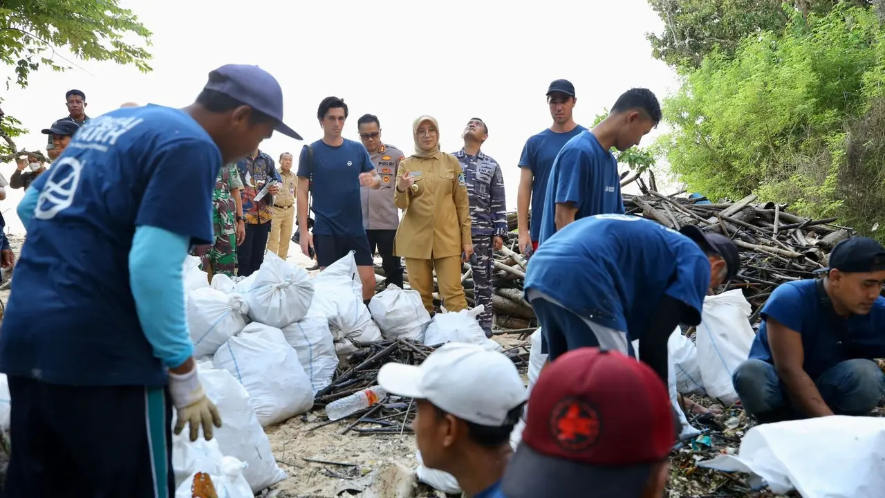sampah- sampah di Taman Nasional Alas Purwo yang berhasil dikumpulkan Sungai Watch. (Istimewa)
