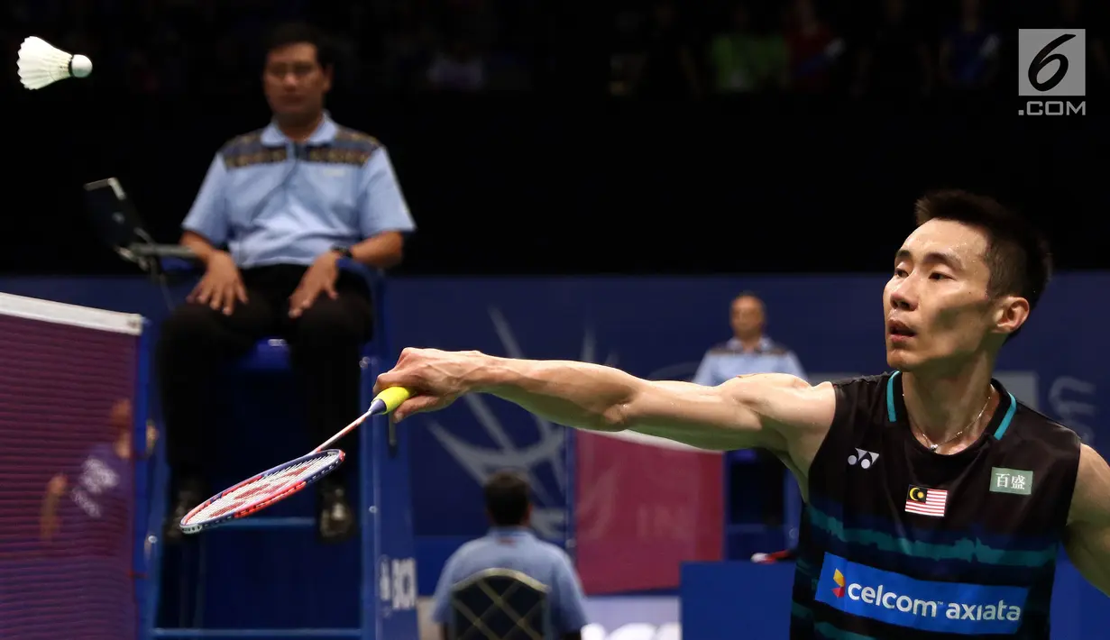 Tunggal Putra Malaysia, Lee Chong Wei mengembalikan kok ke arah pebulu tangkis India Prannoy HS di babak kedua Indonesia Open 2017 di Jakarta, Kamis (15/6). Lee Chong Wei kalah 10-21. 18-21. (Liputan6.com/Helmi Fithriansyah)