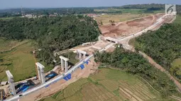 Foto udara antrean kendaraan pemudik saat melintasi tanjakan Jembatan Kali Kenteng di ruas tol fungsional Salatiga-Kartasura, Kab Semarang, Jateng, Selasa (12/6). Kepadatan karena pengguna jalan harus bergantian melewati. (Liputan6.com/Arya Manggala)