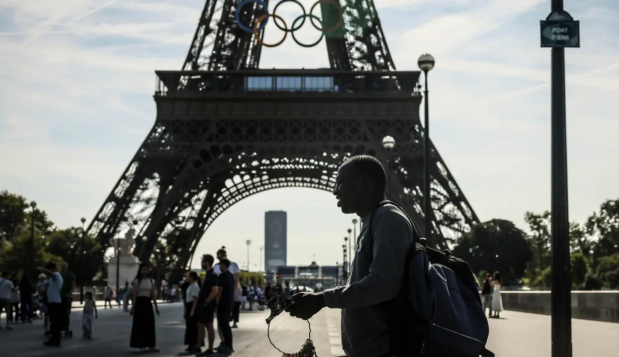 <p>Tidak berbeda dengan upacara pembukaan Olimpiade Paris 2024, seremoni Paralimpiade Paris 2024 juga diadakan di luar stadion utama. (AP Photo/Thomas Padilla)</p>
