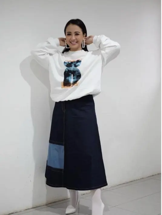 Meski sudah menginjak usia 39 tahun, Astrid selalu nampak anggun dan memesona. Ia pun selalu tampil bersemangat di atas panggung. (Liputan6.com/IG/@astridbasjar).