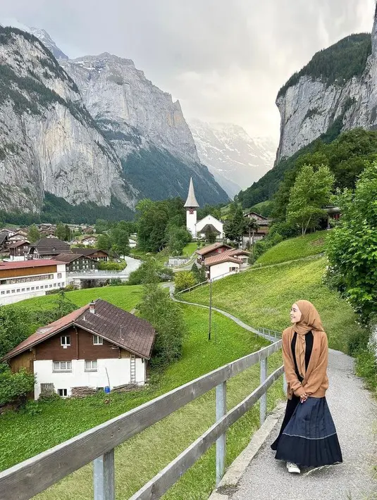 Berwisata ke Gunung Balease Swiss bersama Rizky Billar,  Lesti Kejora tampil manis mengenakan inner warna hitam, rok plisket warna senada. Melengkapi penampilannya, ibu satu anak ini juga mengenakan kardigan dan hijab warna coklat muda, serta sneakers putih. (Instagram/lestykejora).
