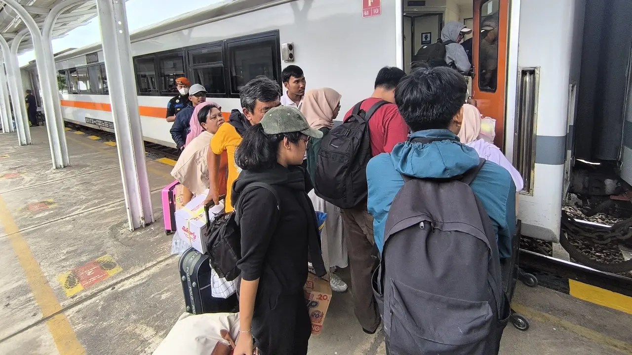 Para penumpang bersiap naik ke dalam kereta di Staisun Banyuwangi Kota (Istimewa)