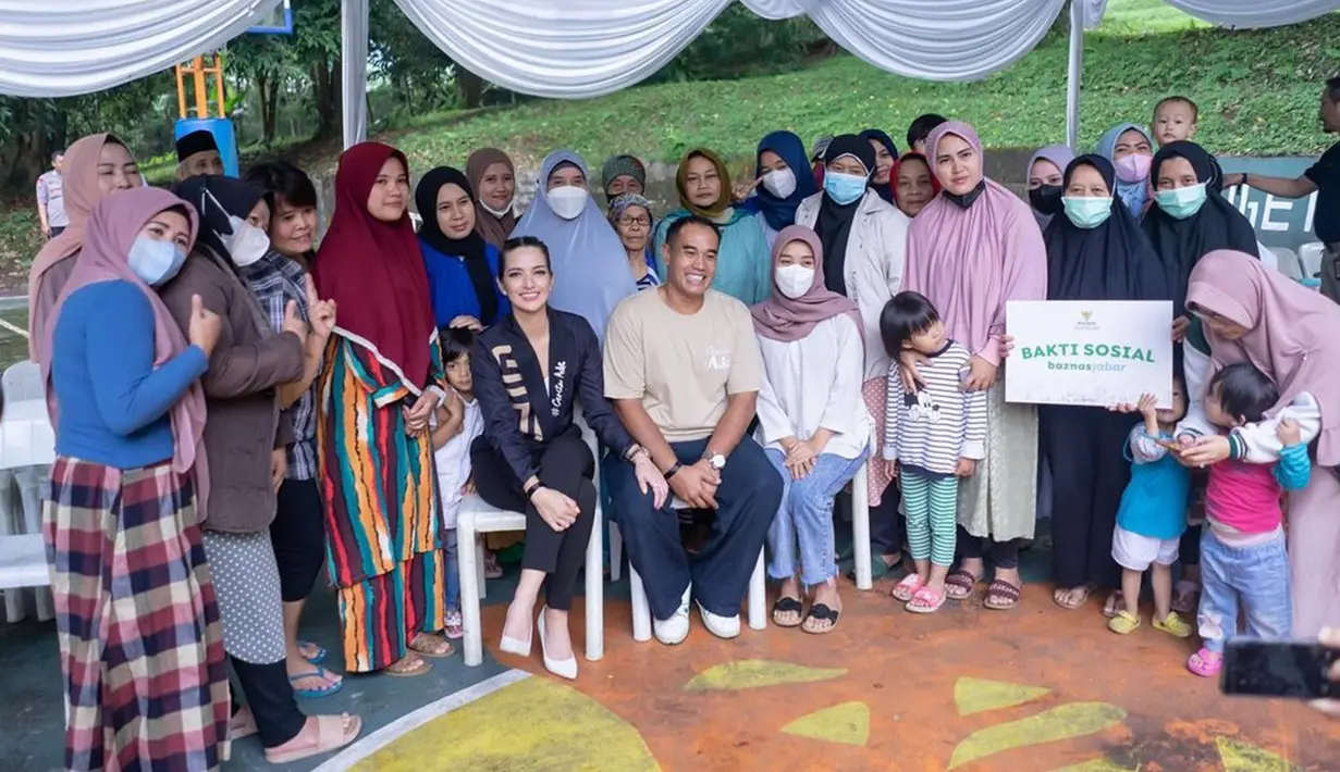 Dalam aksi bakti sosial tersebut Nia juga terlihat didampingi oleh suami tercinta. Keduanya juga tetap memperlihatkan kekompakan saat berkumpul bersama masyarakat yang hadir. (Liputan6.com/IG/@ramadhaniabakrie)