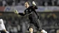 Brazil's Sao Paulo goalkeeper, Rogerio Ceni, celebrates a goal scored by teammate Alex Silva (out of frame) against Brazil's Internacional during their Copa Libertadores semifinal football match at Morumbi stadium, in Sao Paulo, Brazil, on August 5, 2010.