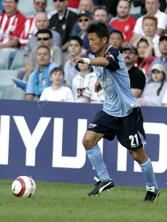 <p>Kazuyoshi Miura selama pertandingan pertamanya dengan Sydney FC A-liga melawan Queensland Roar di Stadion Aussie di Sydney 13 November 2005. Melakoni pertandingan di tanah Eropa bukan hal yang baru. Ia pun berjanji untuk bekerja keras demi memberikan yang terbaik untuk tim anyarnya. (AFP/DAVID HANCOCK)</p>