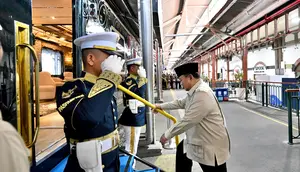 Momen Prabowo Pulang ke Jakarta dari Batang Naik KA Nusantara Explorer