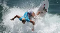  Atlet surfing AS, Sage Erickson, beraksi dalam kejuaraan surfing AS Terbuka di Pantai Huntington, California, AS, (25/7/2016). (AFP/Mark Ralston)