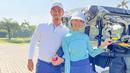 Tak sendirian, biasanya Tyara Renita bermain golf bareng suami, Surya Insomnia. Keduanya pun tampak kompak saat main golf bareng. Tentu saja Tyara banyak belajar dari sang suami yang sudah jago main golf.(Liputan6.com/IG/@tyararenata)
