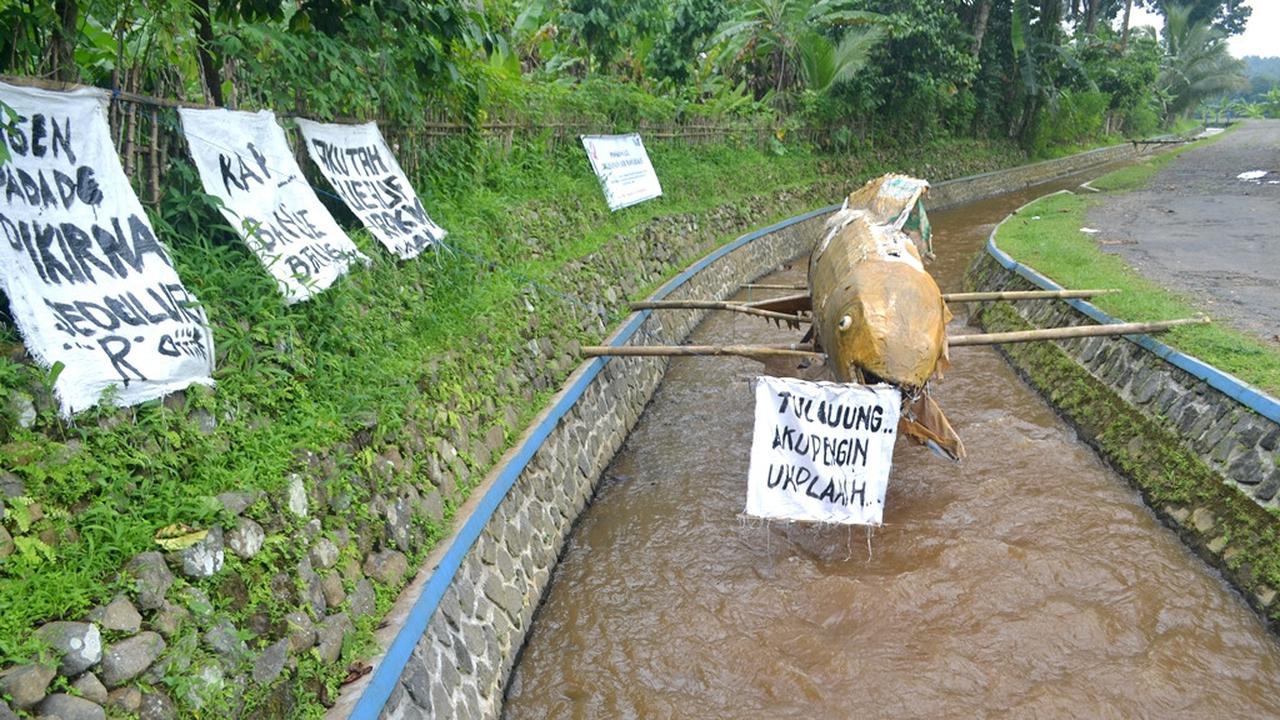 Warga memprotes keruhnya Sungai Prukut pada musim penghujan lalu. (Foto: Liputan6.com/Muhamad Ridlo).