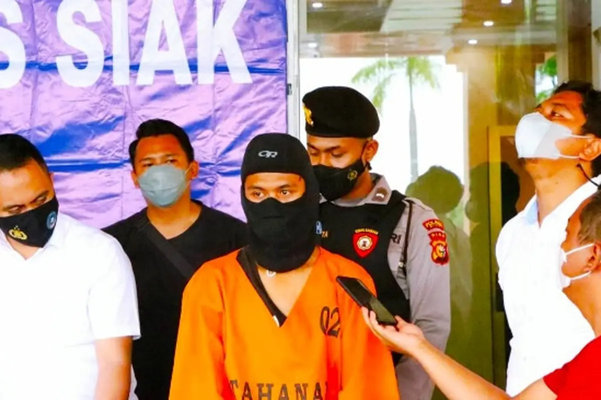 Tersangka pembunuhan dan perkosaan di Kabupaten Siak saat dihadirkan di Polres Siak.